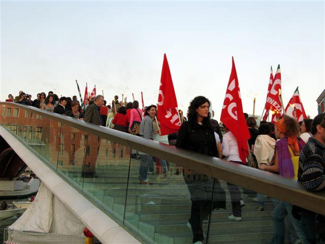 012 Il passaggio sul ponte di Calatrava.jpg